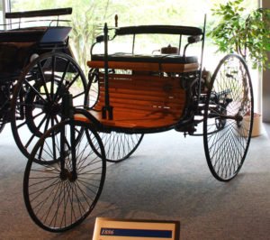Fotoğraf 1: Karl Benz tarafından bulunan ve patenti alınan ilk otomobil