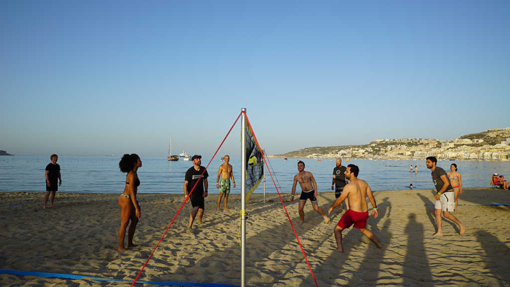 Hotjar ekibi plaj voleybolu maçında.