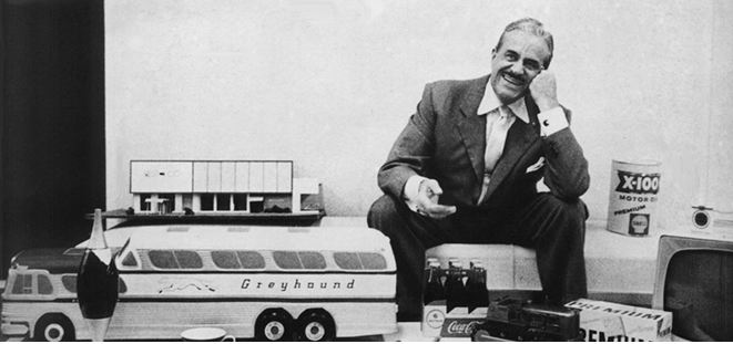 Raymond Loewy, Greyhound otobüsü maketinin yanında